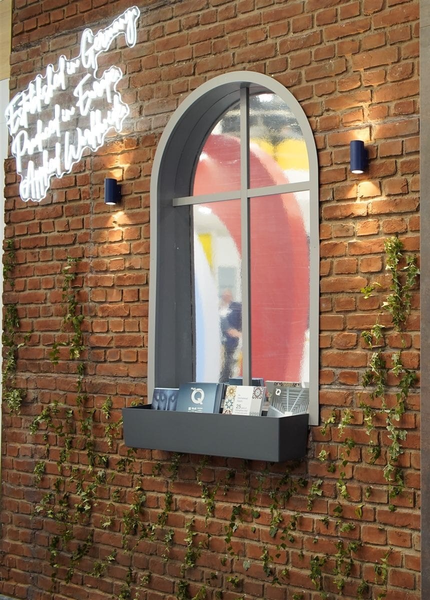 Böllinghaus Steel, Backsteinwand mit Bogenfenster